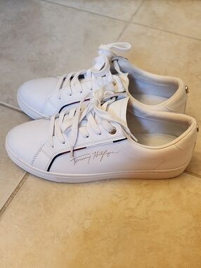 ✨️NWOT✨️ Tommy Hilfiger White Leather Sneakers with Red & Navy Stripe, Size 37